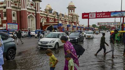 Weather UP: लखनऊ में 60KM की स्पीड से चलेंगी हवाएं! इन 26 जिलों में बारिश के साथ ओले गिरने का अलर्ट
