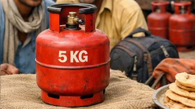 5kg Gas Cylinder: अब बिना कनेक्शन मिलेगा छोटू सिलेंडर, प्रवासी मजदूरों को राहत, कैसे उठाएं फायदा?