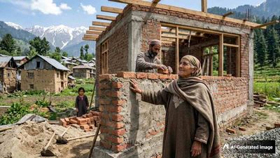 Pradhan Mantri Awas Yojana: लाखों परिवारों की चमकी किस्मत, घर बनाने के लिए जमीन-पैसा देगी सरकार, देखें प्रोसेस