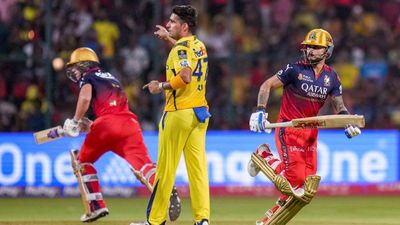 RCB vs CSK Ticket Prices: धोनी के बिना भी जबरदस्त क्रेज! 65,800 में बिक रहा एक टिकट, टूट गए सारे रिकॉर्ड