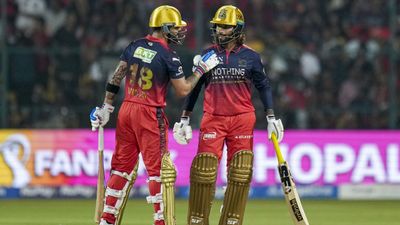 RCB vs CSK Live Streaming: चिन्नास्वामी में धड़कनें बढ़ाने आ रहे हैं कोहली और सैमसन, FREE में यहां देखें मैच