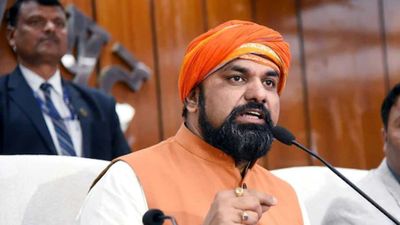 Bihar News: बिहार में सम्राट चौधरी के शपथग्रहण के बीच 41 CO सस्पेंड! प्रशासन ने क्यों की इतनी बड़ी कार्रवाई?