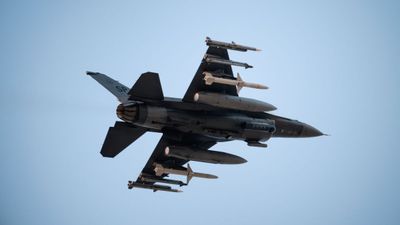 F-15E Down In Iran: दुश्मन की धरती से आधी रात को अपना पायलट उठा ले गया अमेरिका, नाकाम किया ईरान का प्लान!