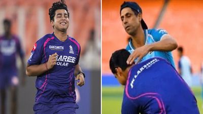 बिहार के लाल Vaibhav Sooryavanshi ने छुए आशीष नेहरा के पैर, जिससे लिया आशीर्वाद, उन्हीं की टीम को धोएंगे वैभव?