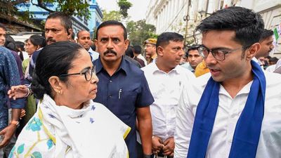 ममता के भतीजे Abhishek Banerjee की सरेआम पिटाई,फटी शर्ट, अंडे फेंके, हेलमेट पहनकर बचे, शॉकिंग Video आया सामने