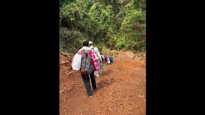 Chhattisgarh News: बदलते बस्तर की नई तस्वीर: दंतेवाड़ा के जंगलों में पहुंची स्वास्थ्य सेवाएं, डॉक्टरों ने 13 किलोमीटर पैदल तय किया सफर