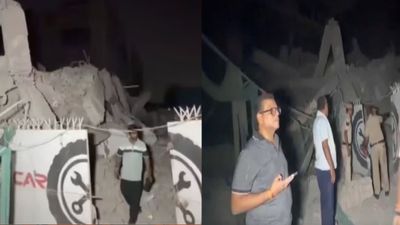 दिल्‍ली के साकेत के पास भरभराकर कर गिरी 5 मंजिला इमारत, मलबे में फंसे लोगों को बचाने में जुटी रेस्क्यू टीमें
