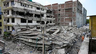 Saket building collapse: दिल्ली बिल्डिंग हादसे में अबतक 6 की मौत, 2 इंजीनियर सस्पेंड, किसकी लापरवाही ने ली जान