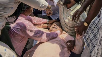 अभिषेक के बाद TMC सांसद कल्याण बनर्जी पर जानलेवा हमला, प्रदर्शनकारियों ने दिखाए काले झंडे