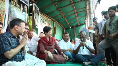 कारापुर-श्रवण में धरने पर पहुंचे केजरीवाल, धारा 39ए और हाउसिंग प्रोजेक्ट्स पर भाजपा सरकार को घेरा