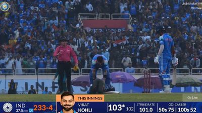 Ind vs SA 1st ODI At Ranchi: Fan Invades Pitch to Touch Virat Kohli’s Feet After His 52nd ODI Ton