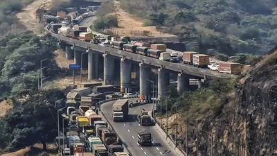Mumbai-Pune Expressway Traffic Jam Update: Chaos Continue As Commuters Take Alternative Routes; Buses Canceled