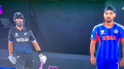 Arshdeep Singh - Daryl Mitchell In Heated On-Field Moment; Pacer Apologises And Hugs Mitchell To Calm 