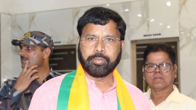 From Frying Chops To Delivering Water Door-to-Door: How Political Campaigning In West Bengal Turned Hilarious 