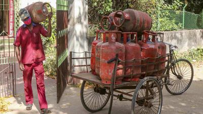 As LPG Gas Shortage Bites, Thieves Make Off With Delivery Cylinders In Tamil Nadu