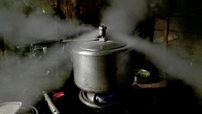 LPG Saving Tip By Indian Oil: Cook Rice, Dal And Vegetables Together Using Pressure Cooker