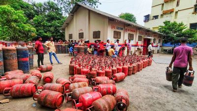 LPG Crunch Pushes Cylinder Waiting Period Beyond 30 Days In Cities