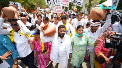 Delhi Water Crisis Amid Heatwave: AAP MLA Kuldeep Kumar Leads ‘Matka Phod’ Protest, Blames BJP for Shortage