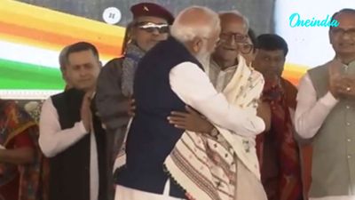 PM Modi Honours 98-Year-Old Makhanlal Sarkar, Veteran Who Joined Syama Prasad Mukherjee’s Kashmir Movement
