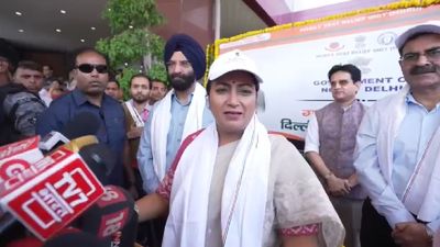CM Rekha Gupta Flags Off 13 Mobile Heat Relief Units Across Delhi Amid Heatwave