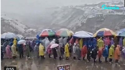 Heavy Snowfall At Kedarnath, Yet Devotees Continue Standing In Long Queues Amid Freezing Temperatures, Watch