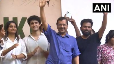 Arvind Kejriwal Meets Sonam Wangchuk At Jantar Mantar, Demands He Be Made Education Minister | Watch