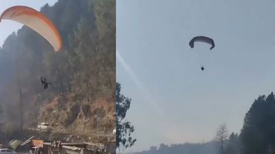 Watch: Pilot Steers Paraglider Onto Highway To Avoid Vehicles After Mid-Air Emergency Near Manali