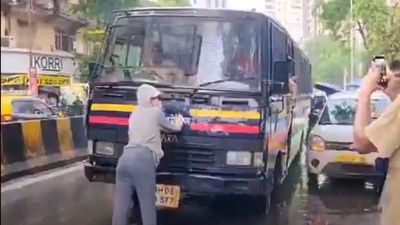 Who Is Rhiya Ahir? The Woman Who Stood In Front Of A Mumbai Police Vehicle During CJP Protest