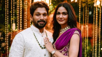 ನಟ ಅಲ್ಲು ಅರ್ಜುನ್‌ ದಂಪತಿ ಸುತ್ತುವರಿದ ಫ್ಯಾನ್ಸ್‌, ಕಾರು ಹತ್ತಲು ಪರದಾಟ 