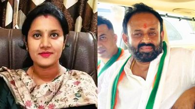 ಶಿಡ್ಲಘಟ್ಟ ಪೌರಾಯುಕ್ತೆ ಅಮೃತಾಗೌಡಗೆ ನಿಂದನೆ: ಕೇರಳ ಗಡಿಯಲ್ಲಿ ಕಾಂಗ್ರೆಸ್ ಮುಖಂಡ ರಾಜೀವ್ ಗೌಡ ಬಂಧನ