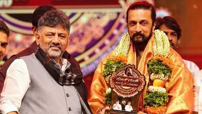 ಕಿಚ್ಚ ಸುದೀಪ್‌ಗೆ ಡಿ.ಕೆ.ಶಿವಕುಮಾರ್‌ ಸನ್ಮಾನ, ನಟ್ಟು ಬೋಲ್ಟ್‌ ವಿವಾದ ಸುಖಾಂತ್ಯ