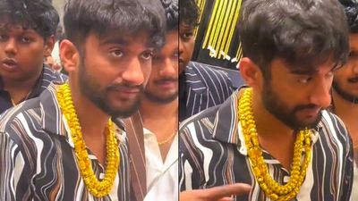 ಗಿಲ್ಲಿ ಕೊರಳಿಗೆ ದಪ್ಪನೆಯ ಗೋಲ್ಡ್ ಚೈನ್ಗಳನ್ನು ಹಾಕಿದ ಟಿ.ಎ.ಶರವಣ