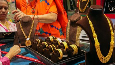 Gold: ಚಿನ್ನದ ದರ ಏರಿಳಿತದ ನಡುವೆ ಸಂಕಷ್ಟಕ್ಕೆ ಸಿಲುಕಿದ ಸ್ಥಳೀಯ ಆಭರಣ ವ್ಯಾಪಾರಿಗಳು