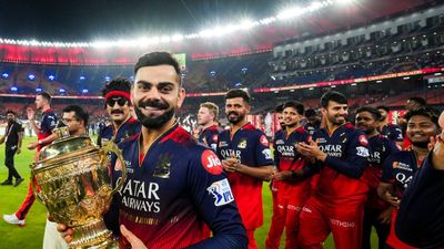 RCB Sale: ಐಪಿಎಲ್ 2026 ಆರಂಭಕ್ಕೂ ಮುನ್ನ ಆರ್‌ಸಿಬಿ ಖರೀದಿಗೆ ಮುಂದಾದ ಬಿಲಿಯನೇರ್ ಉದ್ಯಮಿ