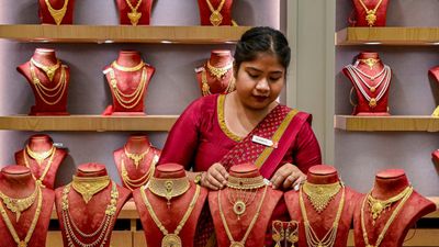 Gold Price Drop Today: ಚಿನ್ನ - ಬೆಳ್ಳಿ ಪ್ರಿಯರಿಗೆ ಭರ್ಜರಿ ಗುಡ್‌ನ್ಯೂಸ್: ಬರೋಬ್ಬರಿ 25,000 ರೂ ಇಳಿಕೆ