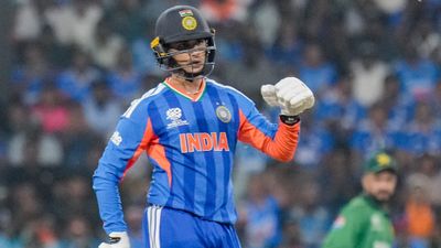 Abhishek Sharma: ವಿಶ್ವದ ನಂ.1 ಟಿ20 ಸ್ಟಾರ್ ಆಟಗಾರ ಅಭಿಷೇಕ್ ಶರ್ಮಾ ಎರಡು ಬಾರಿ ಡಕೌಟ್‌, ರವಿಶಾಸ್ತ್ರಿ ಬೆಂಬಲ