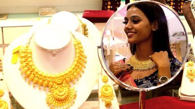 Gold Rate: ಬಂಗಾರ ಮತ್ತಷ್ಟು ದುಬಾರಿ: 16,000 ರೂ. ದಾಟಿದ ಚಿನ್ನ, ಬೆಳ್ಳಿ ಬೆಲೆ ಕೂಡ ಏರಿಕೆ, ಇಲ್ಲಿದೆ ಇಂದಿನ ದರ ವಿವರ