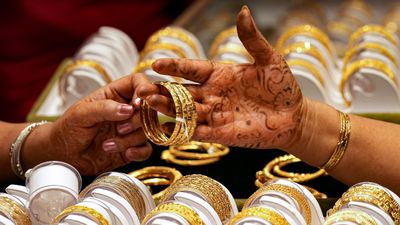 Gold Rate Today: ವಾರದ ಆರಂಭದಲ್ಲೇ ಚಿನ್ನದ ಬೆಲೆ ಕುಸಿತ; 100 ಗ್ರಾಂ ಖರೀದಿಸಿದರೆ 8,100 ರೂಪಾಯಿವರೆಗೆ ಉಳಿತಾಯ