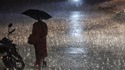 Rain: ಮುಂದಿನ 3 ಗಂಟೆಗಳಲ್ಲಿ ಕರ್ನಾಟಕದ 13 ಜಿಲ್ಲೆಗಳಲ್ಲಿ ಗುಡುಗು ಸಹಿತ ಮಳೆ: ಹವಾಮಾನ ಇಲಾಖೆ