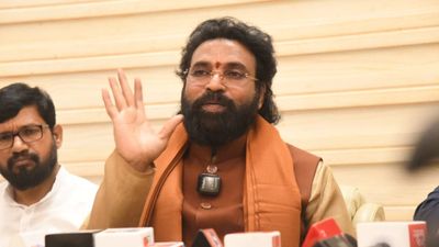 ಹಿಂದಿ ಹೆಚ್ಚು ಜನ ಮಾತನಾಡುವ ಭಾಷೆ, ವಿದ್ಯಾರ್ಥಿಗಳು ಎಲ್ಲ ಭಾಷೆ ಕಲಿಯಬೇಕು: ಶ್ರೀರಾಮುಲು