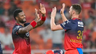 IPL 2026 RCB: ಹ್ಯಾಜಲ್‌ವುಡ್‌, ಯಶ್ ದಯಾಳ್ ಅಲಭ್ಯರಾದ್ರೆ ಆರ್‌ಸಿಬಿ ಮುಂದಿರುವ 'ಪ್ಲಾನ್ ಬಿ' ಏನು?