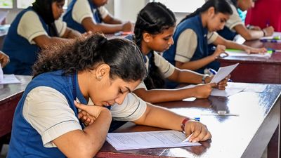 SSLC Maths Exam: ಎಸ್ಎಸ್ಎಲ್‌ಸಿ ಗಣಿತ ಪರೀಕ್ಷೆಯಲ್ಲಿ ಪಠ್ಯದ ಹೊರತಾದ ಪ್ರಶ್ನೆಗಳ ಆರೋಪ, ಕೃಪಾಂಕಕ್ಕಾಗಿ ಹೆಚ್ಚಿದ ಒತ್ತಾಯ