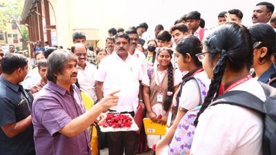 SSLC ಪರೀಕ್ಷೆ-1 ಆರಂಭ: ಮಲ್ಲೇಶ್ವರಂನ ಕೆಪಿಎಸ್ ಶಾಲೆಗೆ ಸಚಿವ ಮಧು ಬಂಗಾರಪ್ಪ ಭೇಟಿ, ವಿದ್ಯಾರ್ಥಿಗಳಿಗೆ ಶುಭಹಾರೈಕೆ