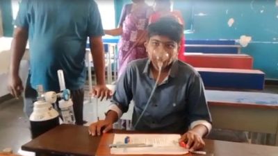 ಆಕ್ಸಿಜನ್ ಸಿಲಿಂಡರ್ ನೆರವಿವಿಂದ ಎಸ್‌ಎಸ್‌ಎಲ್‌ಸಿ ಪರೀಕ್ಷೆ ಬರೆದ ವಿದ್ಯಾರ್ಥಿ: ಸಲಾಂ ಎಂದ ದೇಶದ ಜನತೆ         