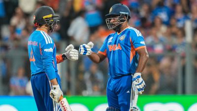 ಸಂಜು ನಿಜವಾದ ಮ್ಯಾಚ್ ವಿನ್ನರ್, ವಿಶ್ವದ ನಂ.1 ಟಿ20 ಬ್ಯಾಟರ್ ಅಭಿಷೇಕ್ ಮೇಲೆ ನಂಬಿಕೆಯಿಡಿ: ರವಿಶಾಸ್ತ್ರಿ ಮಹತ್ವದ ಸಲಹೆ    