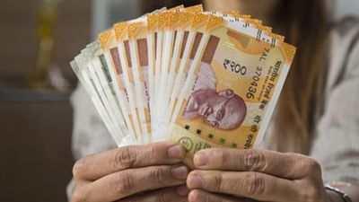 Vastu Tips for Loan: ಸಂಬಳ ಬಂದ ತಕ್ಷಣ ಸಾಲ ತೀರಿಸಬೇಡಿ: ವಾಸ್ತು ಎಚ್ಚರಿಕೆ 