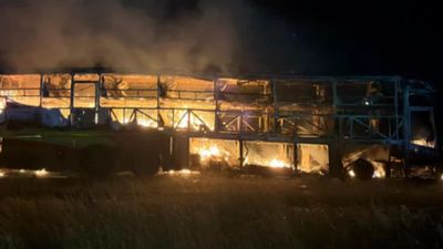 ಯಾದಗಿರಿಯ ಸುರಪುರದ ಬಳಿ ಕಾರು-ಖಾಸಗಿ ಬಸ್ ನಡುವೆ ಭೀಕರ ಅಪಘಾತ, ಹೊತ್ತಿ ಉರಿದ ವಾಹನಗಳು