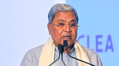 ಸರ್ಕಾರಿ ಕಚೇರಿಯೊಳಗೆ ಮಧ್ಯವರ್ತಿಗಳನ್ನು ಬಿಟ್ಟುಕೊಳ್ಳಬೇಡಿ: ಸಿಎಂ ಸಿದ್ದರಾಮಯ್ಯ ಖಡಕ್‌ ಎಚ್ಚರಿಕೆ