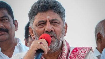 ಕರ್ನಾಟಕದಂತೆ ತಮಿಳುನಾಡಿನಲ್ಲೂ ಮಹಿಳೆಯರಿಗೆ ತಿಂಗಳಿಗೆ 2,000 ರೂಪಾಯಿ, ರೈತರ ಪಂಪ್ ಸೆಟ್‌ಗೆ ಉಚಿತ ವಿದ್ಯುತ್: ಡಿಕೆಶಿ ಘೋಷಣೆ    