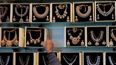 Gold Rate Today: ಆಭರಣ ಪ್ರಿಯರಿಗೆ ಬಂಪರ್ ಆಫರ್: ಬೆಂಗಳೂರಲ್ಲಿ ಚಿನ್ನ, ಬೆಳ್ಳಿ ಬೆಲೆ ಭಾರೀ ಕುಸಿತ, ಇಂದಿನ ದರ ಇಲ್ಲಿ ತಿಳಿಯಿರಿ